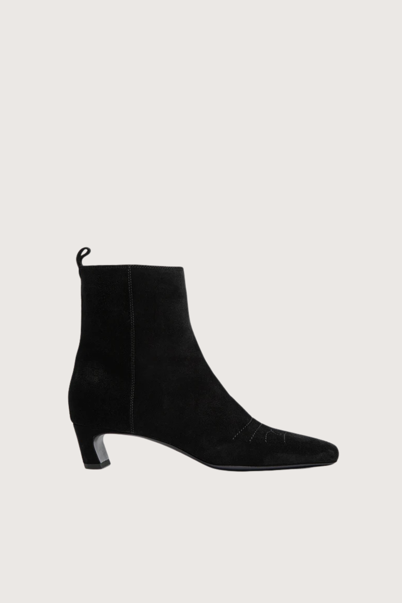 side profile Suede With Side Zip Boots cashmere nero black Ankle boots
Very soft suede calfskin
Inner zip
Small leather-covered heel
Leather sole
4.5 cm heel