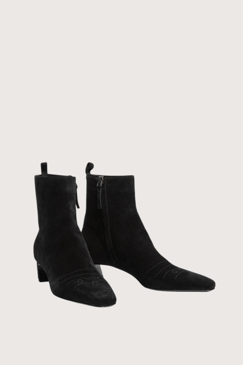 angled profile  Suede With Side Zip Boots cashmere nero black Ankle boots
Very soft suede calfskin
Inner zip
Small leather-covered heel
Leather sole
4.5 cm heel