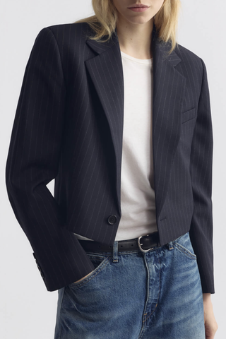 front profile model wearing Swan Jacket midnight blue wool Boxy, cropped silhouette
Structured shoulder pads
Single-breasted
Fully lined
Internal chest pocket
Buttons at cuffs
Undercollar felt detail at back