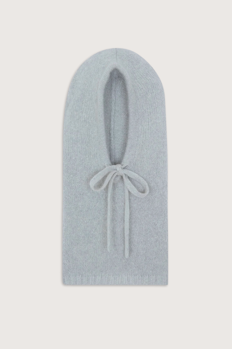 flat lay Sybel Nimbus Fuzzy Soft Hat Balaclava funnel neck
Thread nimbus
100% cashmere balaclava
2-ply loose tension jersey knitting
Dimensions: Length: 53 cm | Width: 28 cm