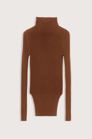 flat lay T-Neck Merino Fitted Top toasted brown Medlar long-sleeved turtleneck
Silk yarn
All-over vertical ribbed knit
Soft high collar
Asymmetric hemline
Deep, rounded cut-outs at the hips