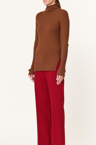 side profile model wearing T-Neck Merino Fitted Top toasted brown Medlar long-sleeved turtleneck
Silk yarn
All-over vertical ribbed knit
Soft high collar
Asymmetric hemline
Deep, rounded cut-outs at the hips