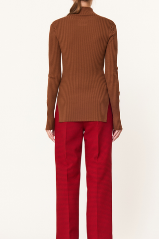 back profile model wearing T-Neck Merino Fitted Top toasted brown Medlar long-sleeved turtleneck
Silk yarn
All-over vertical ribbed knit
Soft high collar
Asymmetric hemline
Deep, rounded cut-outs at the hips