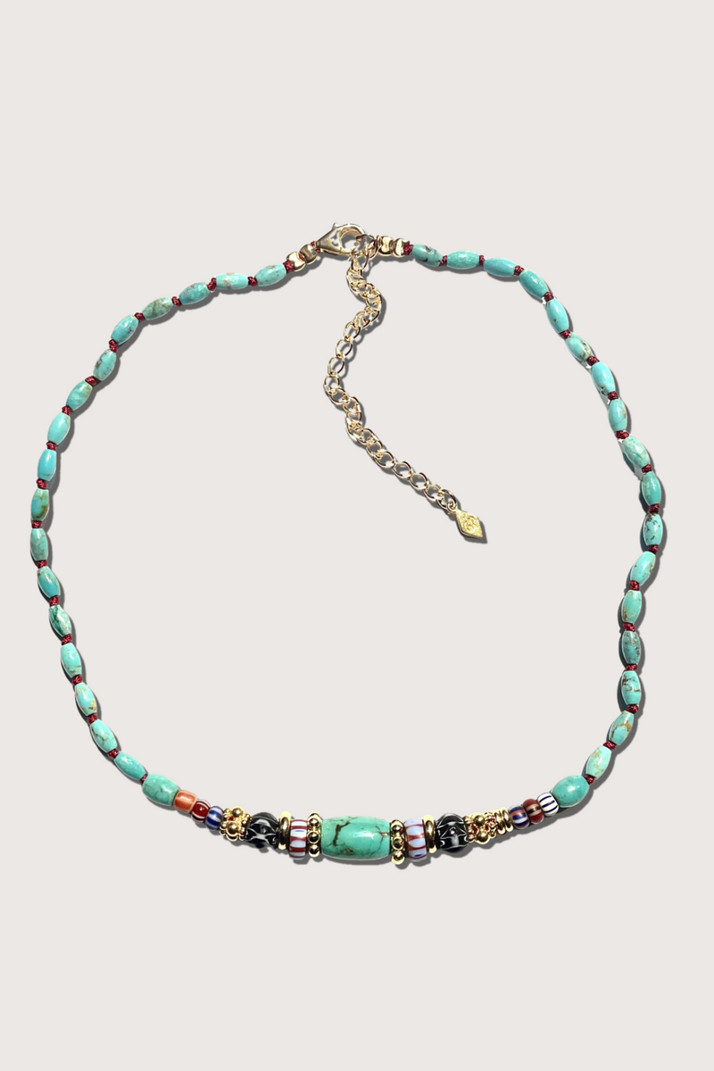 flat lay Tal V 2V2 Colier Necklace Handwoven necklace set with turquoises and fine freshwater pearls, vintage pendant and 18K gold-plated.

Each piece is one of a kind.

Length: 17"-44cm - extending chain 10cm

Handmade in Gachon Pothier's Parisian workshop.