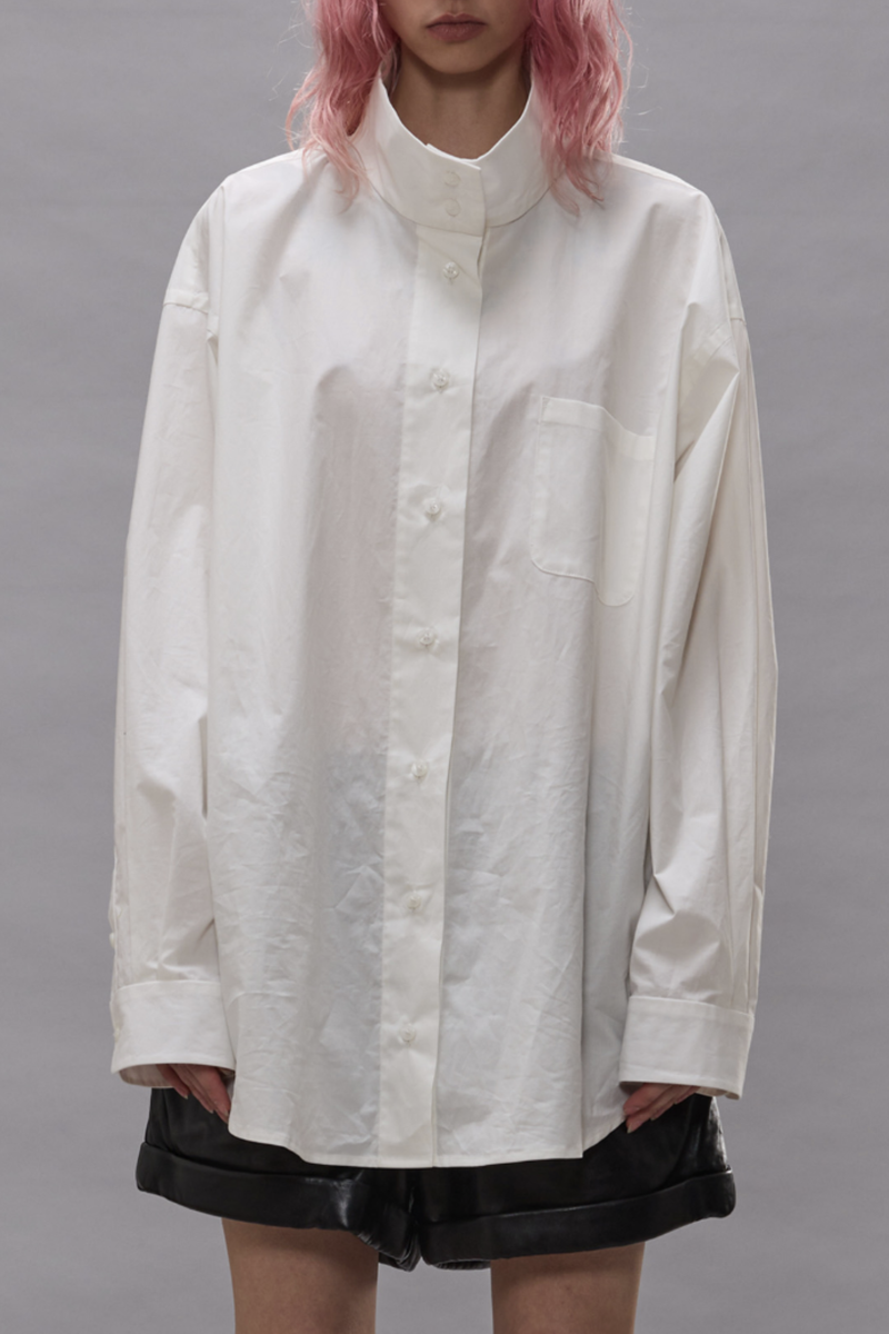 front profile model wearing  Tall collar boyfriend shirt white 100% Italian cotton poplin
Double layer funnel collar
French placket
Oversized fit
