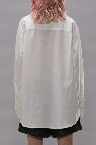 back profile model wearing  Tall collar boyfriend shirt white 100% Italian cotton poplin
Double layer funnel collar
French placket
Oversized fit