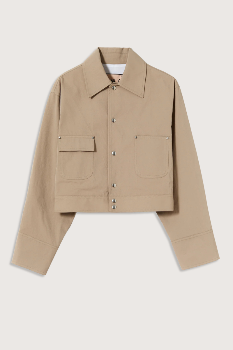 flat lay Tech Twill Crop Jacket sand beige Sand technical twill boxy jacket
Front buttoned
One flap pocket
One flat pocket