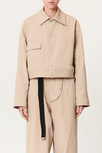 front profile model wearing Tech Twill Crop Jacket sand beige Sand technical twill boxy jacket
Front buttoned
One flap pocket
One flat pocket