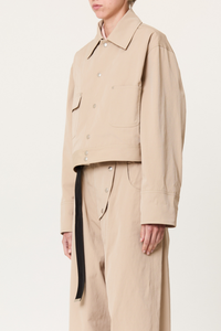 side profile model wearing Tech Twill Crop Jacket sand beige Sand technical twill boxy jacket
Front buttoned
One flap pocket
One flat pocket
