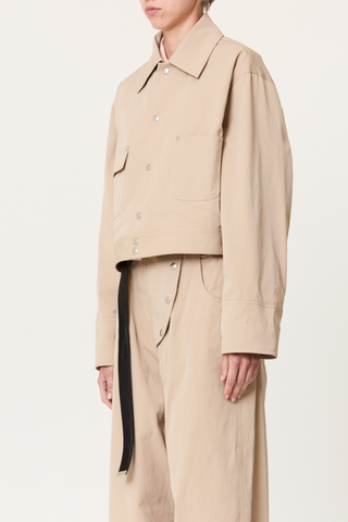 side profile model wearing Tech Twill Crop Jacket sand beige Sand technical twill boxy jacket
Front buttoned
One flap pocket
One flat pocket