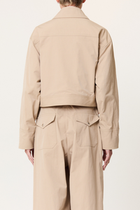 back profile model wearing Tech Twill Crop Jacket sand beige Sand technical twill boxy jacket
Front buttoned
One flap pocket
One flat pocket