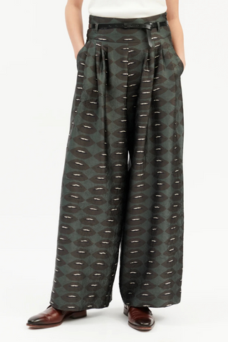 front profile model wearing Temptation Pant shadow green Loose-fitting pleated culottes
Wide waistband with elastic at the back lip mouth print detachable belt