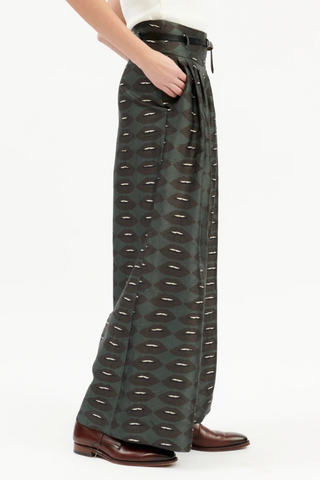 side profile model wearing Temptation Pant shadow green Loose-fitting pleated culottes
Wide waistband with elastic at the back lip mouth print detachable belt