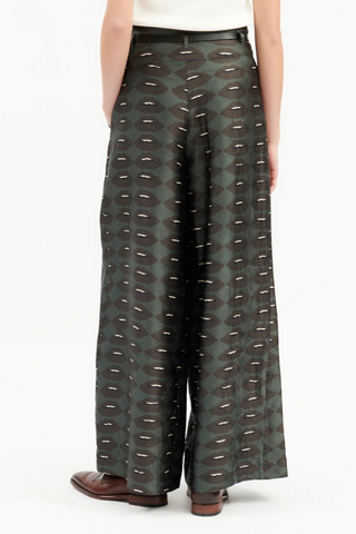 back profile model wearing Temptation Pant shadow green Loose-fitting pleated culottes
Wide waistband with elastic at the back lip mouth print detachable belt