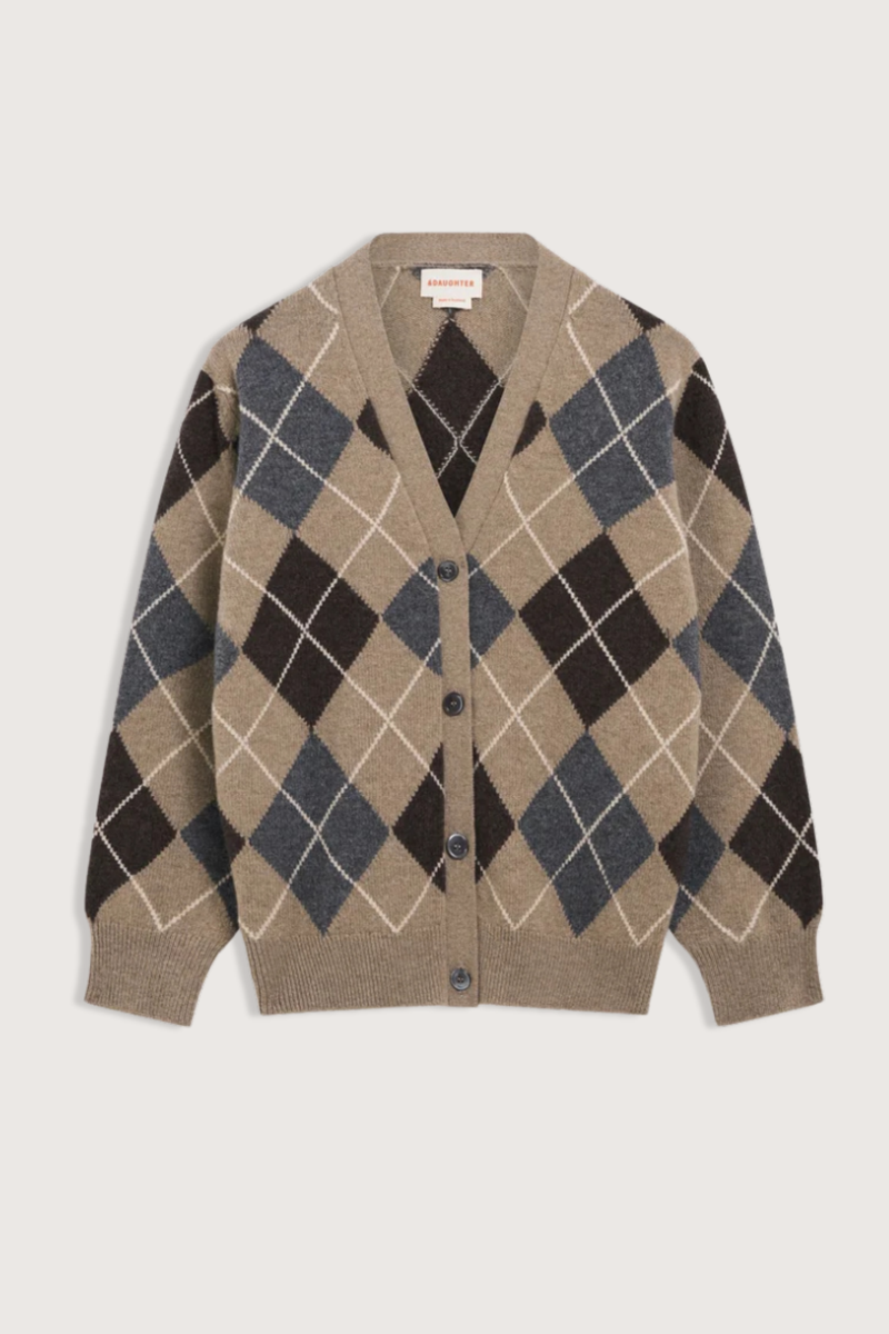flat lay The Ava Argyle Cardigan 4 Colors beige, grey brown white Neither slim, nor oversized
Subtle slouch v-neck
Super soft 100% Geelong Lambswool

Trocas Shell button
