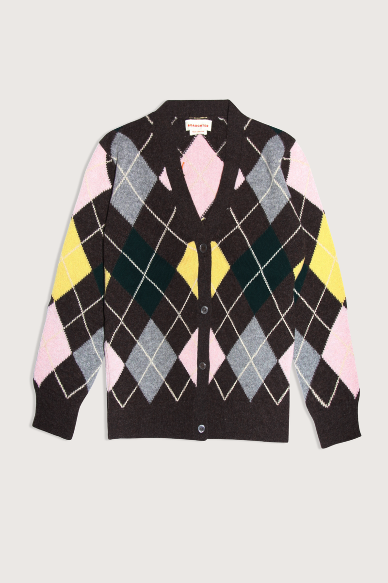 flat lay The Ava Argyle Cardigan 6 Colors brown, green, grey, pink, yellow, white Neither slim, nor oversized
Subtle slouch Scotland v-neck
Super soft 100% Geelong Lambswool
 Trocas Shell button
