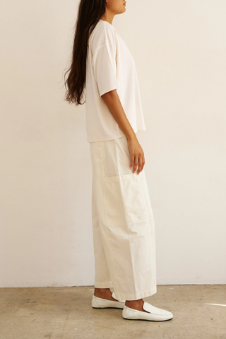 side profile model wearing The Baggy Painter Crop Pant ecru 
Inset patch pockets
Japanese Cotton Twill
Garment dyed 