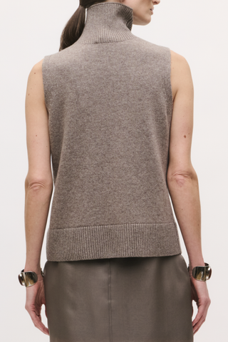 back profile model wearing  The Bruno Sleeveless High Neck truffle brown SLEEVELESS
HIGH NECK
70% VIRGIN WOOL 30% CASHMERE