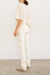 side profile model wearing The Cashmere Short Sleeve Tee Creme Loose shape tee shirt shape
Lightweight cashmere
100% Cashmere
