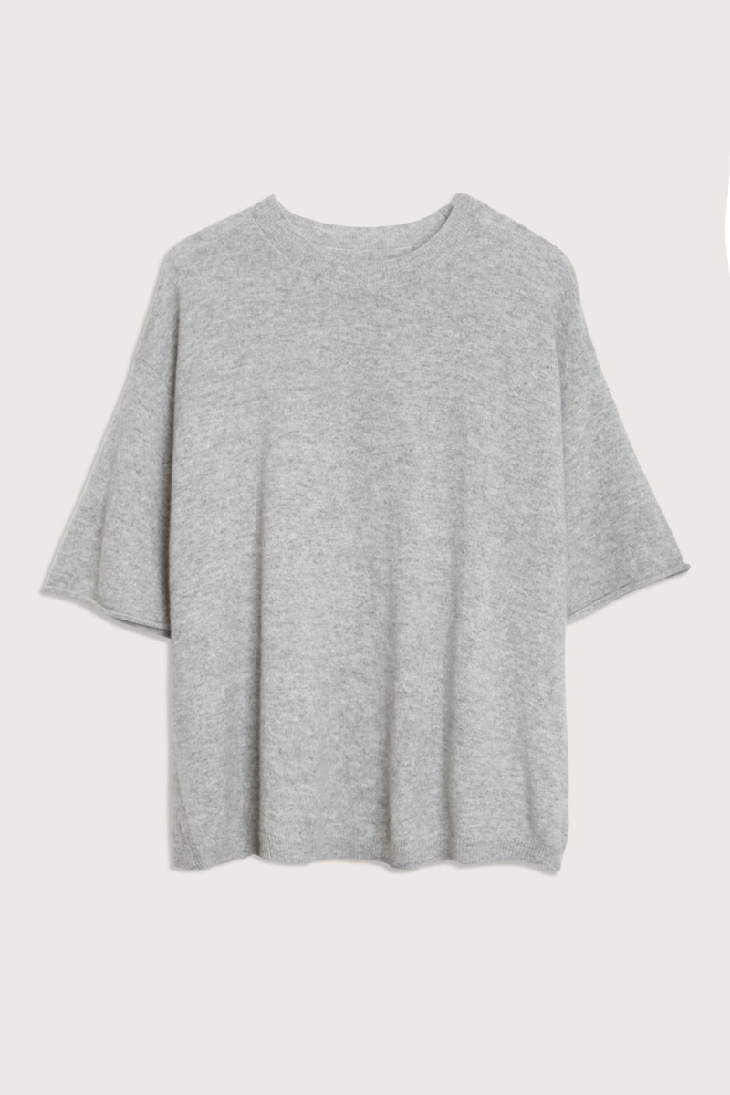 flat lay The Cashmere Short Sleeve Tee Oxford heather grey Loose shape tee shirt shape
Lightweight cashmere
100% Cashmere