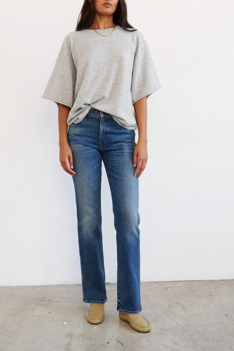 front profile model wearing The Cashmere Short Sleeve Tee Oxford heather grey Loose shape tee shirt shape
Lightweight cashmere
100% Cashmere