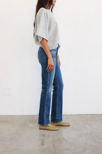 side profile model wearing The Cashmere Short Sleeve Tee Oxford heather grey Loose shape tee shirt shape
Lightweight cashmere
100% Cashmere