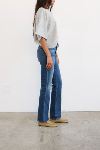 side profile model wearing The Cashmere Short Sleeve Tee Oxford heather grey Loose shape tee shirt shape
Lightweight cashmere
100% Cashmere