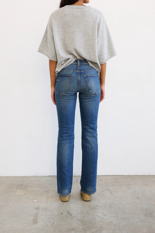 back profile model wearing The Cashmere Short Sleeve Tee Oxford heather grey Loose shape tee shirt shape
Lightweight cashmere
100% Cashmere