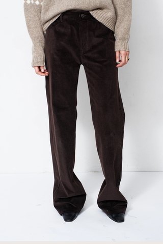 front profile model wearing  The Chic Straight Corduroy Pant cacao brown Fit but relaxed
A long lean straight
Italian Corduroy
Wide wale
32" inseam
77% Cotton 22% Lyocell 1% Elastane
