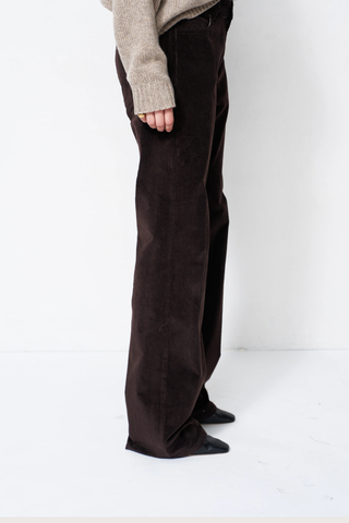 side profile model wearing  The Chic Straight Corduroy Pant cacao brown Fit but relaxed
A long lean straight
Italian Corduroy
Wide wale
32" inseam
77% Cotton 22% Lyocell 1% Elastane