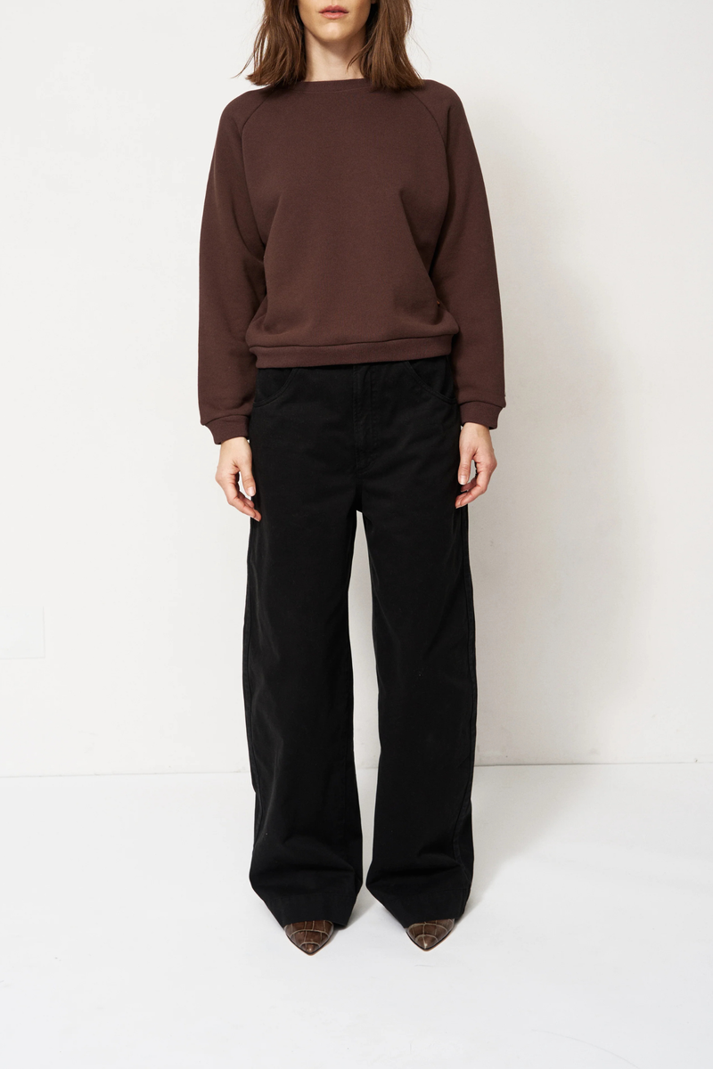 front profile model wearing The Daily Sweatshirt brown vintage inspired  sweatshirt
Crewneck
Piece dyed
Iconic shape
Soft and dense 100% Japanese cotton terry