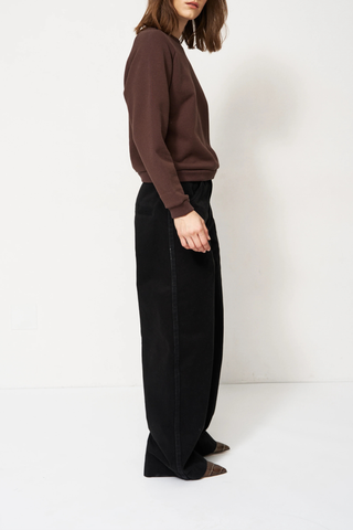 side profile model wearing The Daily Sweatshirt brown vintage inspired  sweatshirt
Crewneck
Piece dyed
Iconic shape
Soft and dense 100% Japanese cotton terry
