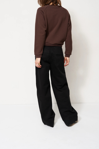 back profile model wearing The Daily Sweatshirt brown vintage inspired  sweatshirt
Crewneck
Piece dyed
Iconic shape
Soft and dense 100% Japanese cotton terry