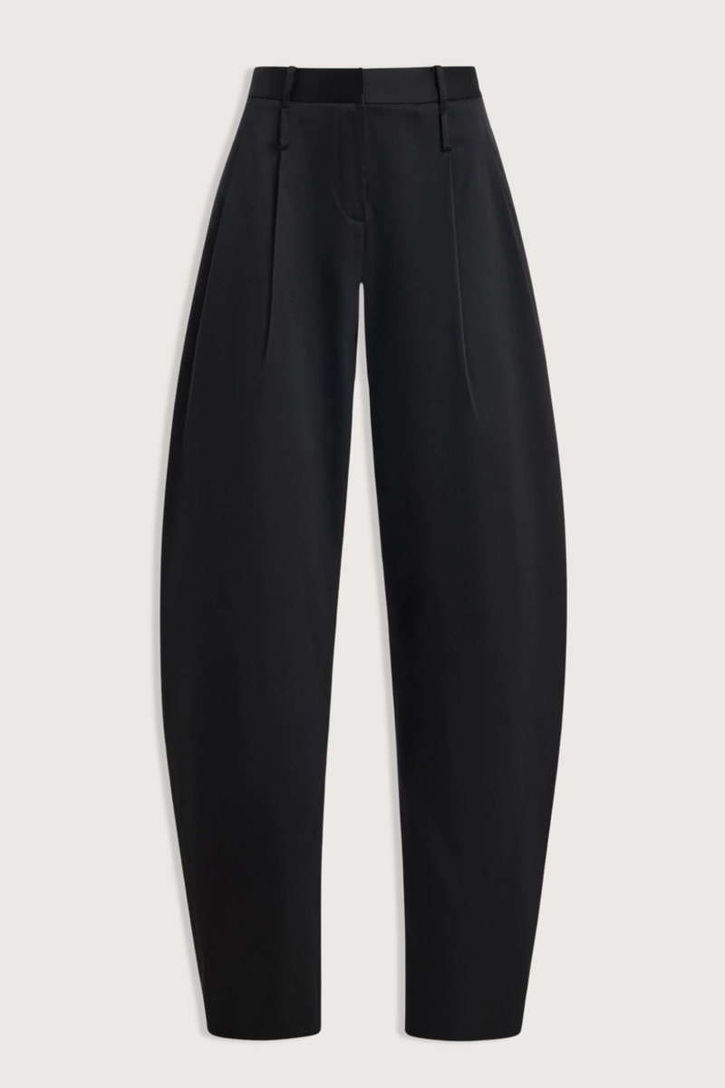 flat lay The Dean Cotton Pant black High-rise with front pleats
Voluminous tapered leg
Hits at the ankle
Belt loops
Self: 100% Cotton
Lining: 60% Acetate, 40% Polyester