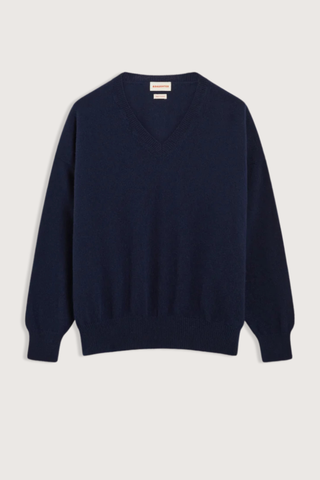 flat lay The Innes Slouch V-Neck Sweater navy Classic V-neck
Softest, geelong lambswool
Gently slouchy, long sleeve