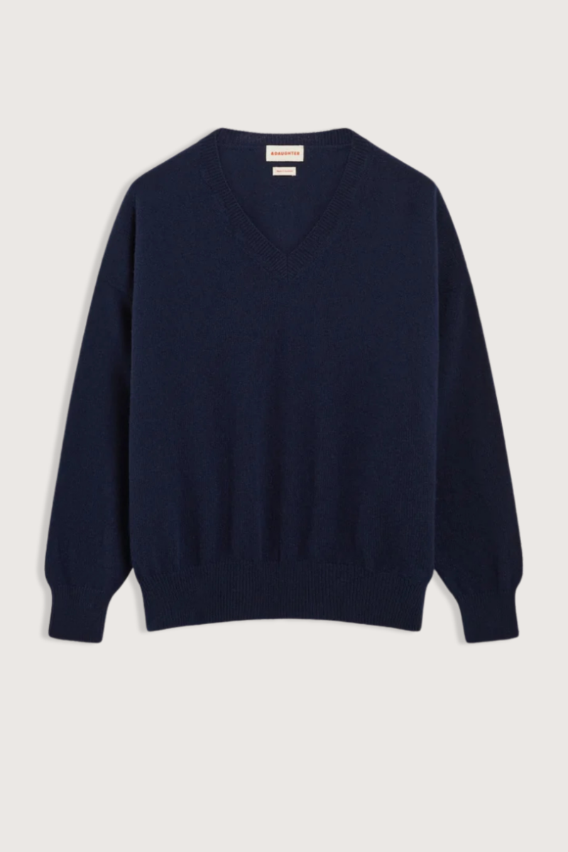 flat lay The Innes Slouch V-Neck Sweater navy Classic V-neck
Softest, geelong lambswool
Gently slouchy, long sleeve