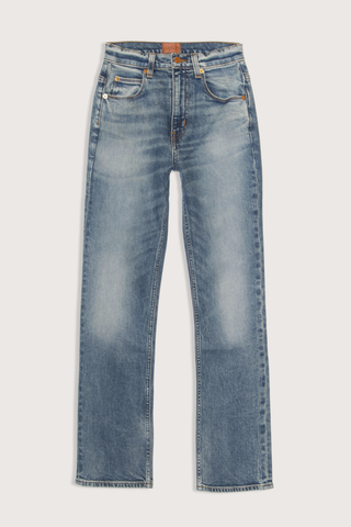 flat lay The Kenickie Classic Wash mid blue wash High-mid rise
Ankle length
Straight seam at the hips
98% Cotton 2% Elastane
Italian Indigo Denim