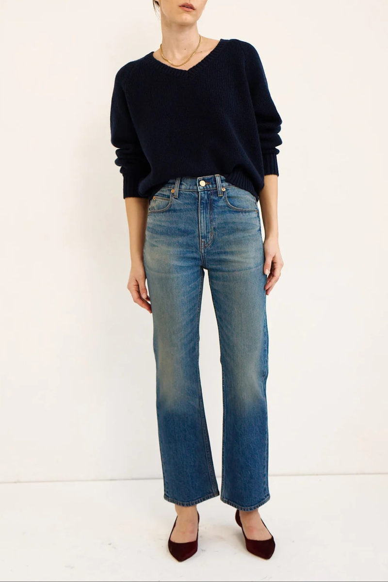 front profile model wearing The Kenickie Classic Wash mid blue wash High-mid rise
Ankle length
Straight seam at the hips
98% Cotton 2% Elastane
Italian Indigo Denim