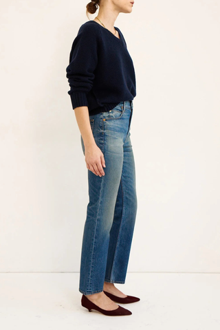 side profile model wearing The Kenickie Classic Wash mid blue wash High-mid rise
Ankle length
Straight seam at the hips
98% Cotton 2% Elastane
Italian Indigo Denim