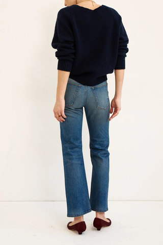 back profile model wearing The Kenickie Classic Wash mid blue wash High-mid rise
Ankle length
Straight seam at the hips
98% Cotton 2% Elastane
Italian Indigo Denim