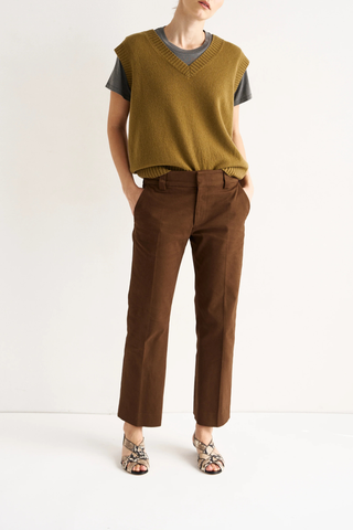 front profile model wearing  The Kick Trouser brown Straight leg trouser
Baby kick flare at the hem
Tailored with a pressed crease
Ankle length
Slightly cropped
Italian Stretch Twill
98% Cotton 2% Elastane