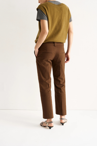 back profile model wearing  The Kick Trouser brown Straight leg trouser
Baby kick flare at the hem
Tailored with a pressed crease
Ankle length
Slightly cropped
Italian Stretch Twill
98% Cotton 2% Elastane