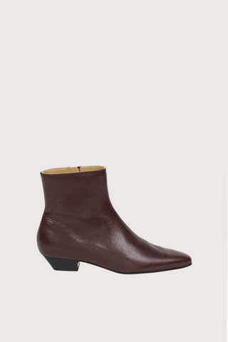 side profile The Lennon Boot Oxblood Leather upper
Elongated toe
Inner side zipper
Cuban heel
Long and lean
Handmade in Italy
Leather sole with integrated rubber anti slip injection
Stacked leather heel