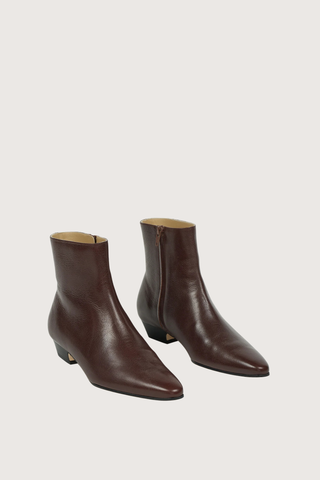 angled profile The Lennon Boot Oxblood Leather upper
Elongated toe
Inner side zipper
Cuban heel
Long and lean
Handmade in Italy
Leather sole with integrated rubber anti slip injection
Stacked leather heel