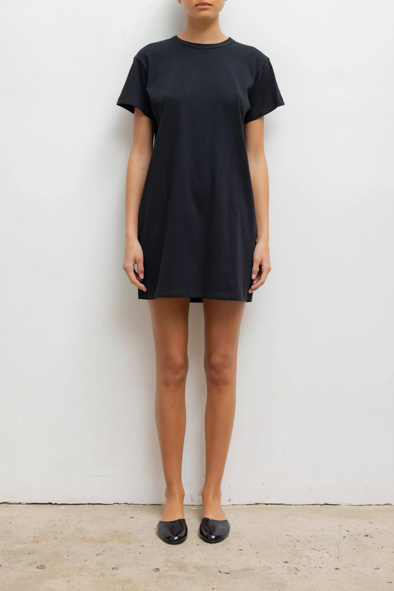 front profile model wearing The Margo Dress black 
Mini length
Hits mid-thigh
Clean crew neckline
Structured short sleeves
Slightly boxy fit
100% Cotton