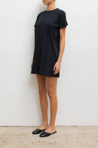side profile model wearing The Margo Dress black 
Mini length
Hits mid-thigh
Clean crew neckline
Structured short sleeves
Slightly boxy fit
100% Cotton