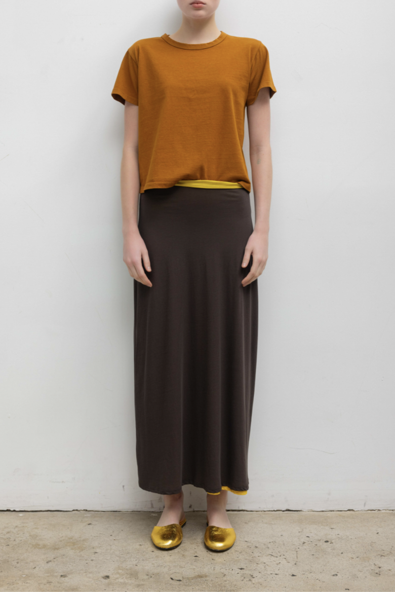 front profile model wearing The Margo Tee Copper Classic, relaxed fit
Crewneck
short sleeve
100% Cotton