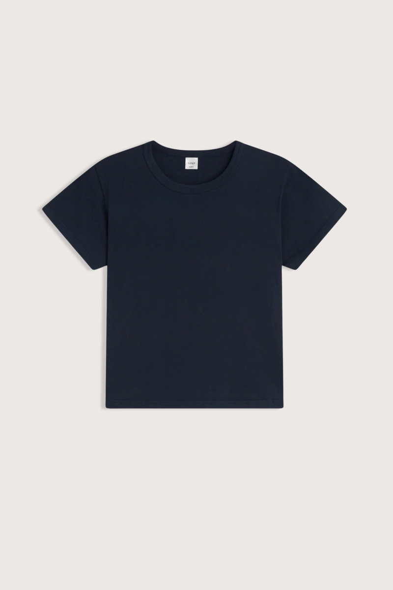 flat lay The Margo Tee Midnight blue Classic, relaxed fit
Crewneck
short sleeve
100% Cotton