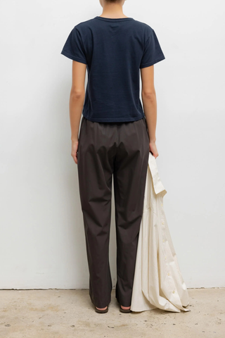 back profile model wearing  The Margo Tee Midnight blue Classic, relaxed fit
Crewneck
short sleeve
100% Cotton
