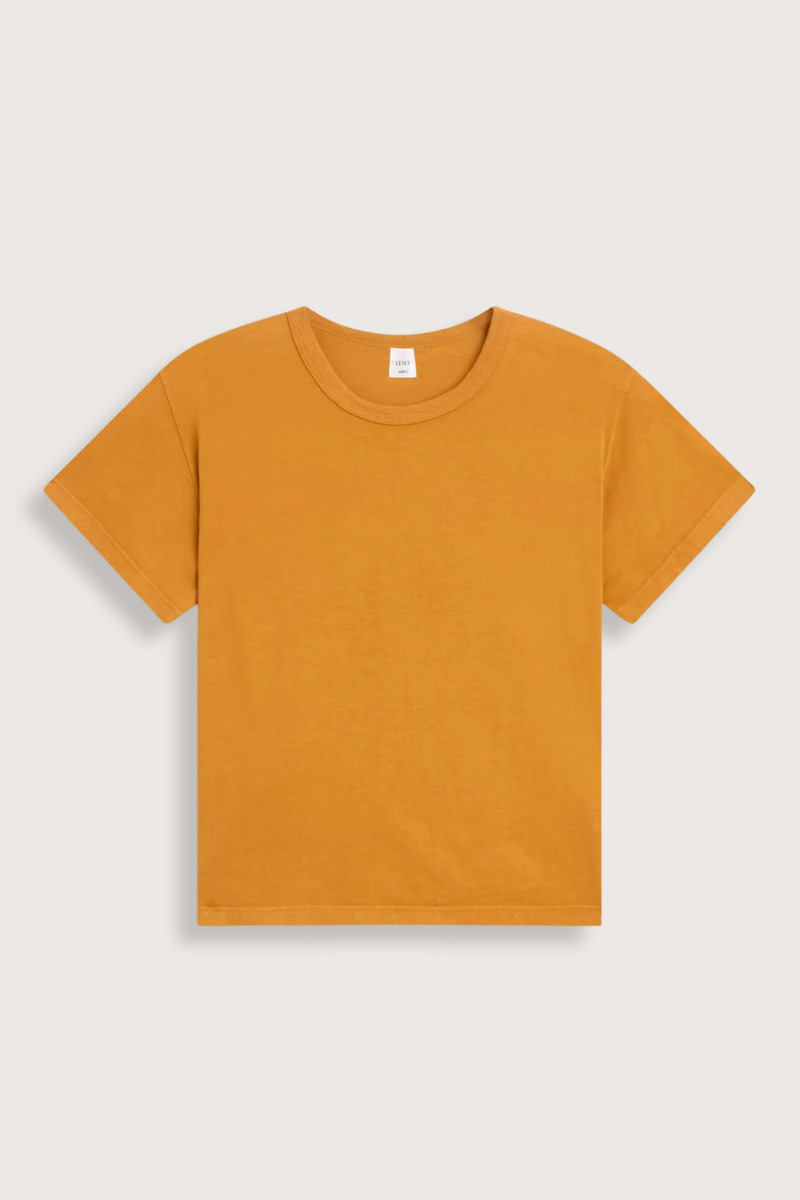 flat lay The Margo Tee Mustard Classic, relaxed fit
Crewneck
short sleeve
100% Cotton